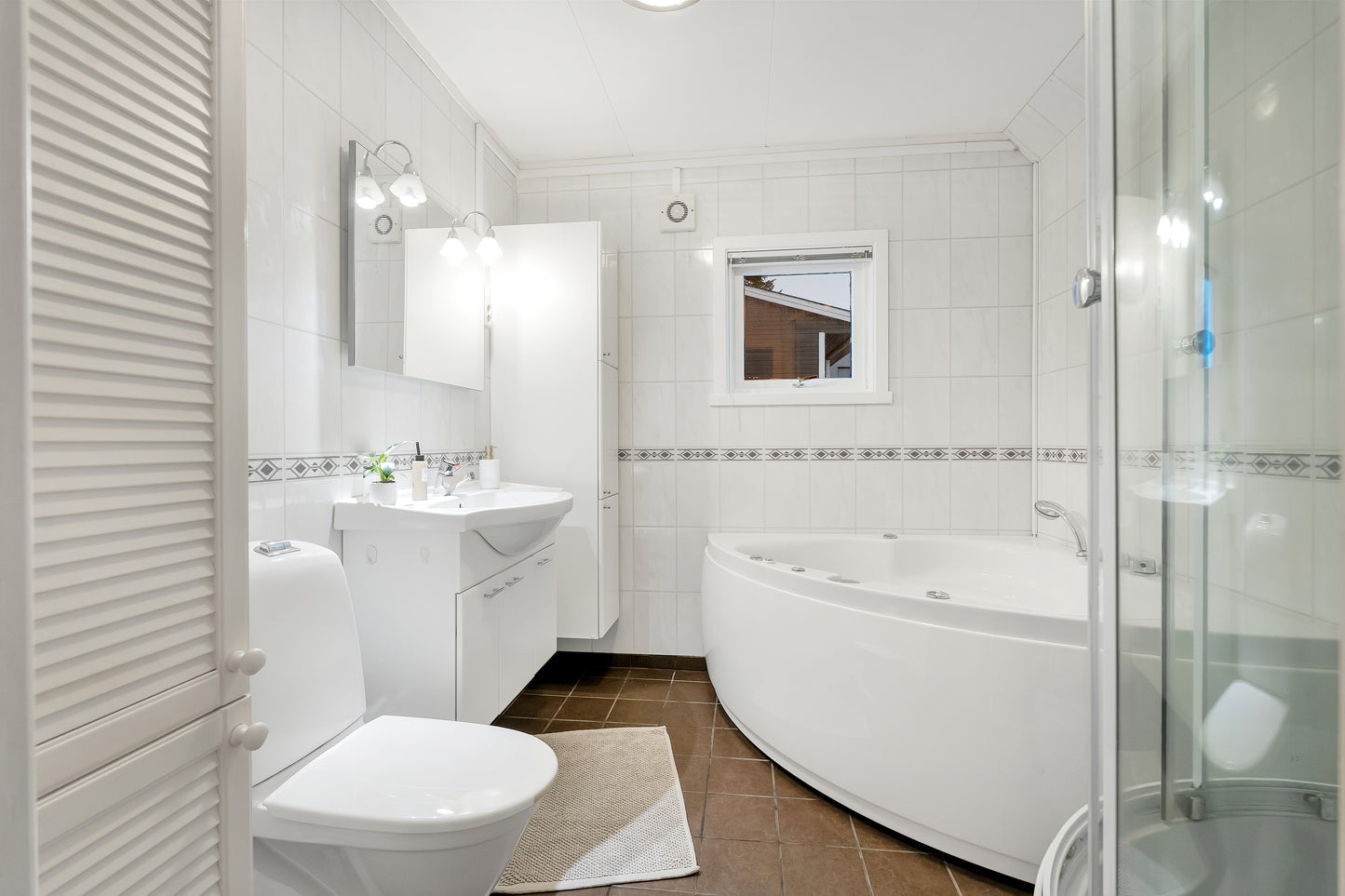 Spacious 2‑BedRoom, Main‑Floor Flat | Garden Access | Central Position & Quiet Comfort