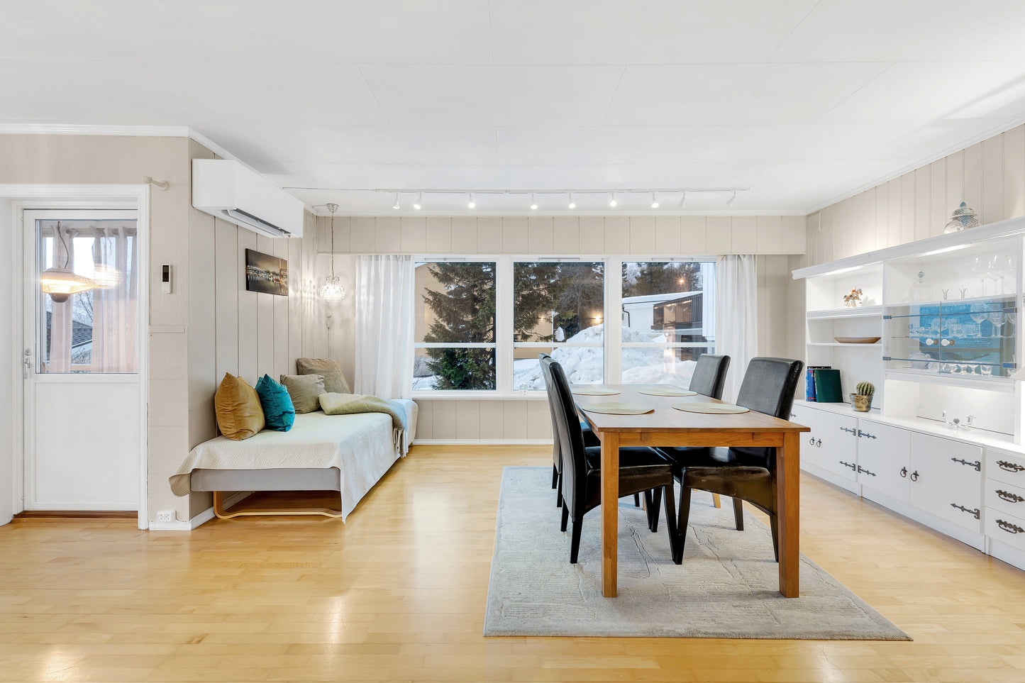 Spacious 2‑BedRoom, Main‑Floor Flat | Garden Access | Central Position & Quiet Comfort