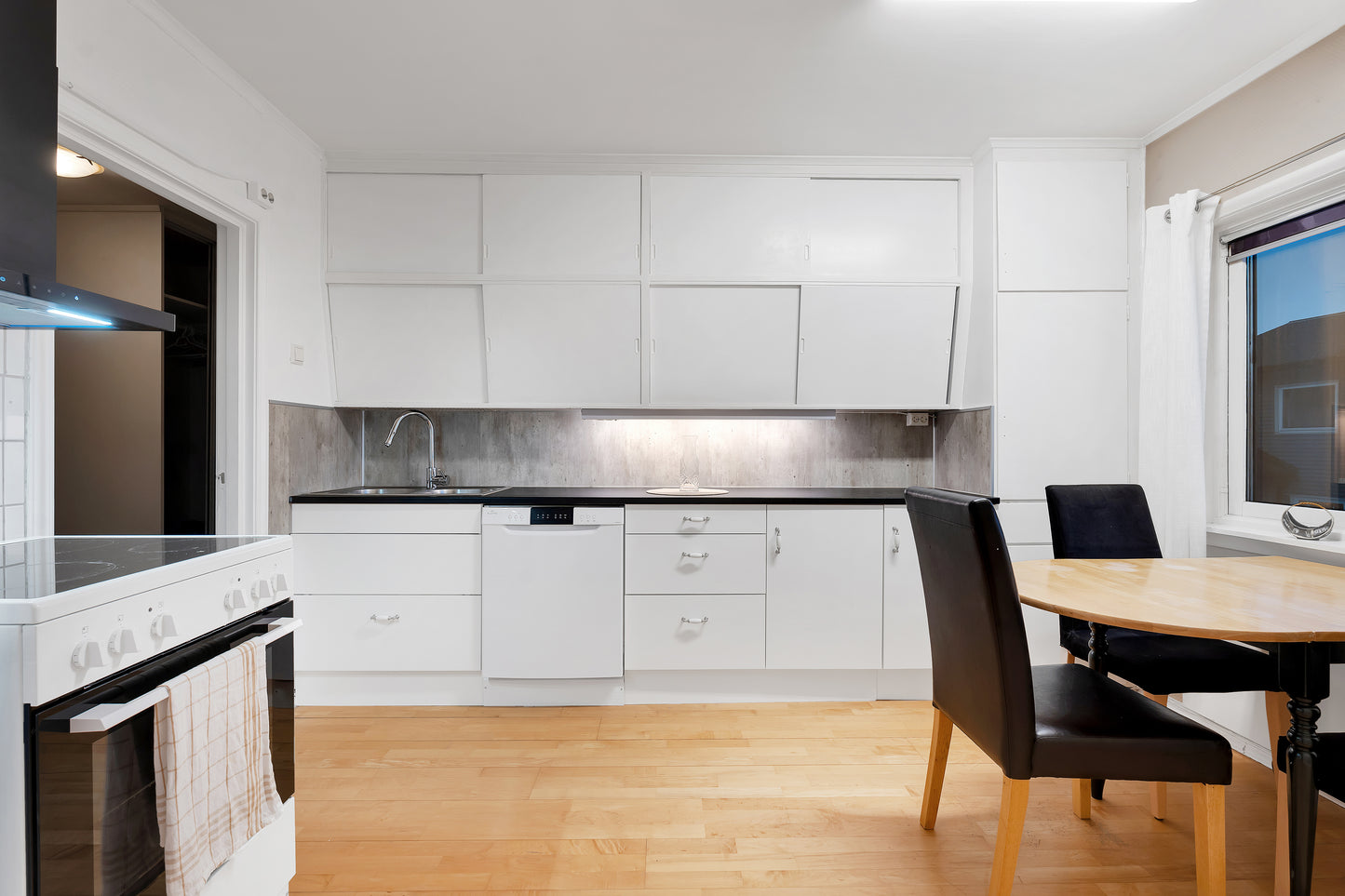 Spacious 2‑BedRoom, Main‑Floor Flat | Garden Access | Central Position & Quiet Comfort