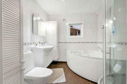 Spacious 2‑BedRoom, Main‑Floor Flat | Garden Access | Central Position & Quiet Comfort