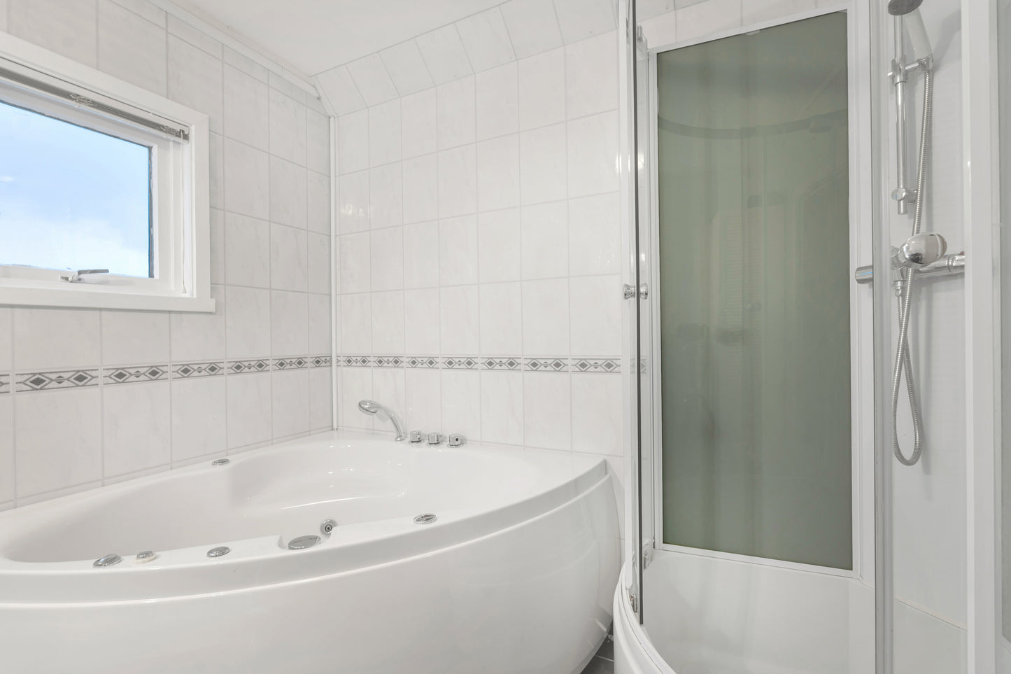 Spacious 2‑BedRoom, Main‑Floor Flat | Garden Access | Central Position & Quiet Comfort