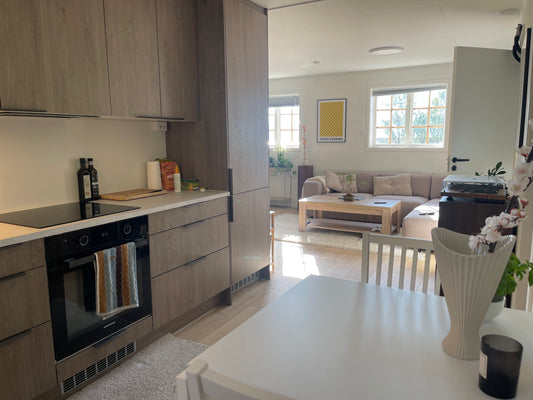 Spacious 2-BR Apartment | Panoramic Mountain View | Walk to Fjellheisen & Arctic Cathedral | Quiet Yet Central